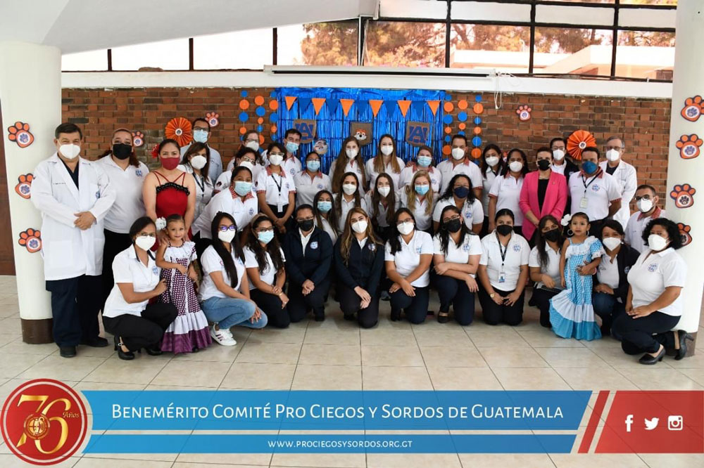 Group photo of students and those welcoming Auburn University to Guatemala