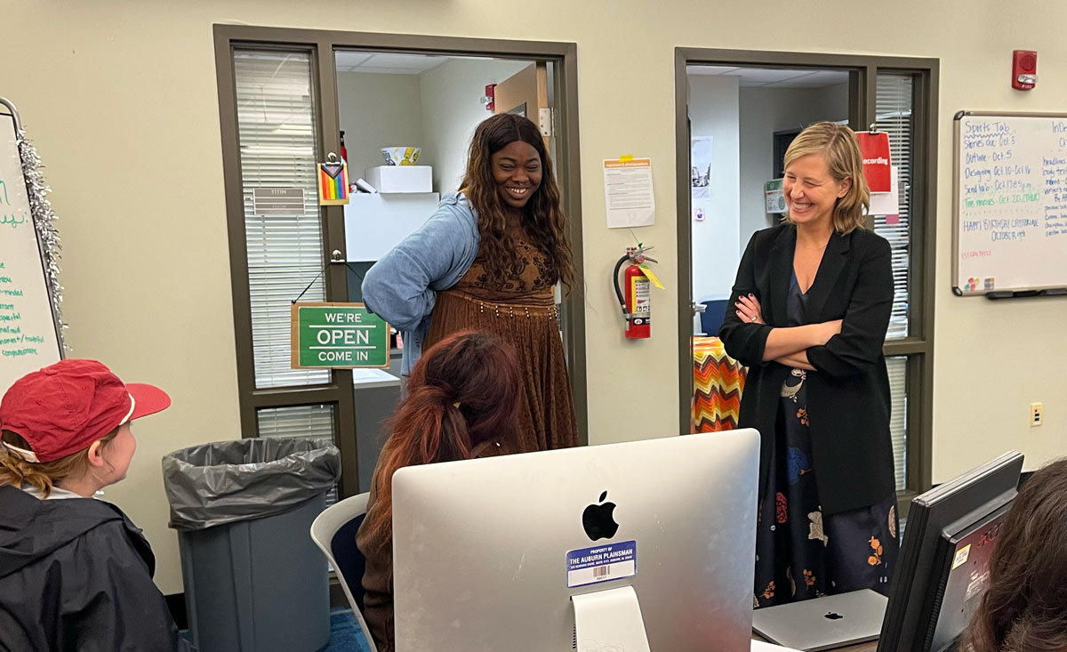 Plainsman Editor-in-Chief Destini Ambus (left) invited New York Times Opinion Editor Kathleen Kingsbury (right) to the Auburn Plainsman newsroom to talk to student reporters during their first in-person meeting at Auburn.